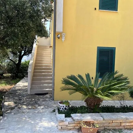Apartman One Bedroom With Sea View 3 Lovište